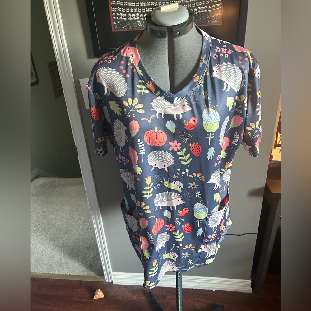 Gently Worn XXL Scrub Top. Hedgehogs and Woodland Friends